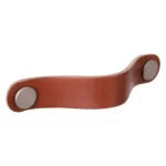 Cognac Leren Meubelgrepen — Furnipart en Aprile leren riem-greep in cognac-bruin met metalen montageplaten zwart, messing of RVS voor warme ambachtelijke uitstraling op eikenhouten keuken of klassieke kast met natuurlijk leer-materiaal.