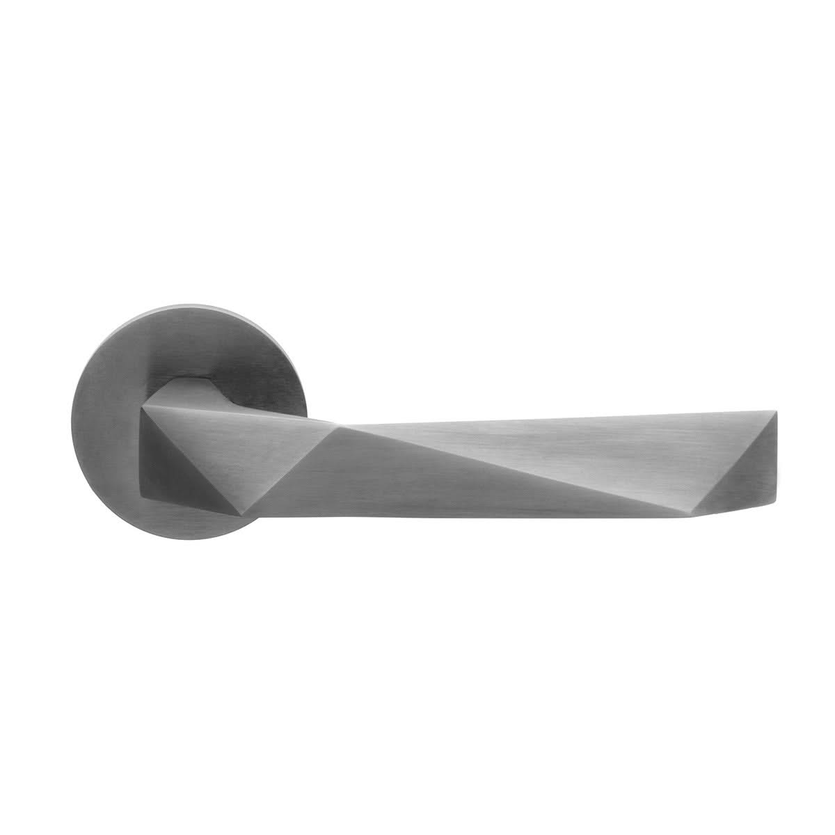 Edge Kruk Blok Gun Metal, Intersteel Hera, Bastian en Hoek 90° Antracietgrijs op rozet en schild, STILE Salta Titanium, Differnz Amsterdam, Formani BASIC plus Hardbrass Voordeurset Iris/Sara SKG3 — gun metal deurbeslag voor moderne villa in PVD-coating.