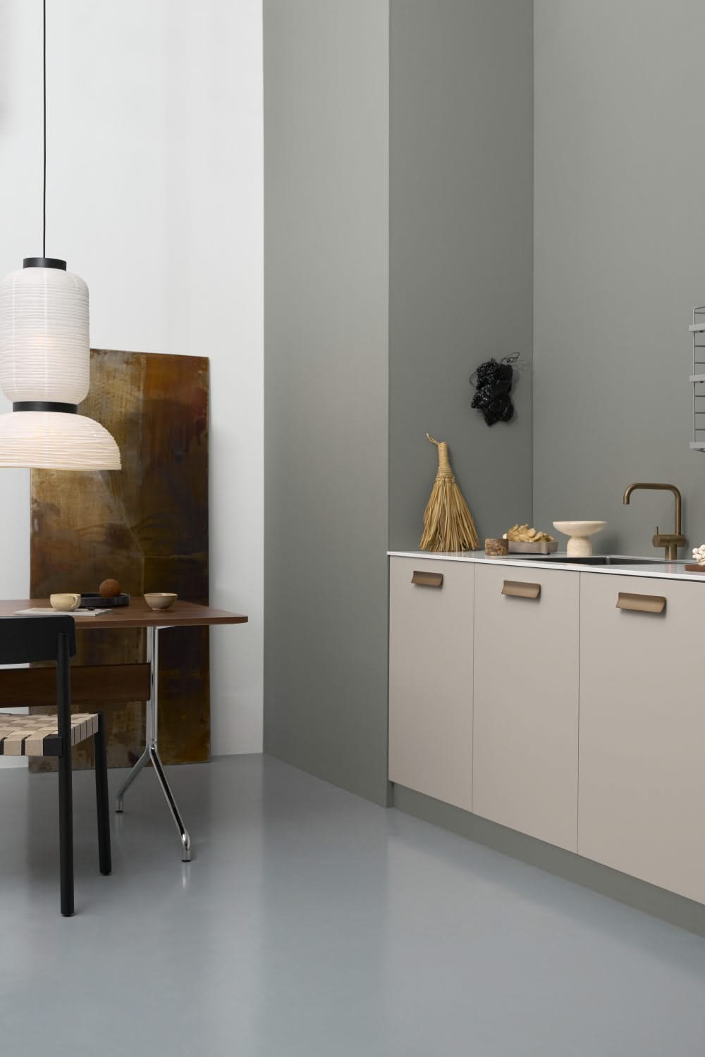 Furnipart Leaf greep geborsteld messing - in gemonteerde sfeeropstelling