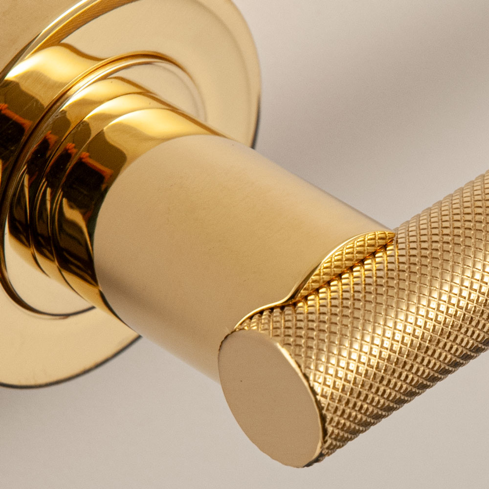 Hard Brass deurkruk Mila ongelakt messing op rond Nika-rozet – afbeelding 3 van 4