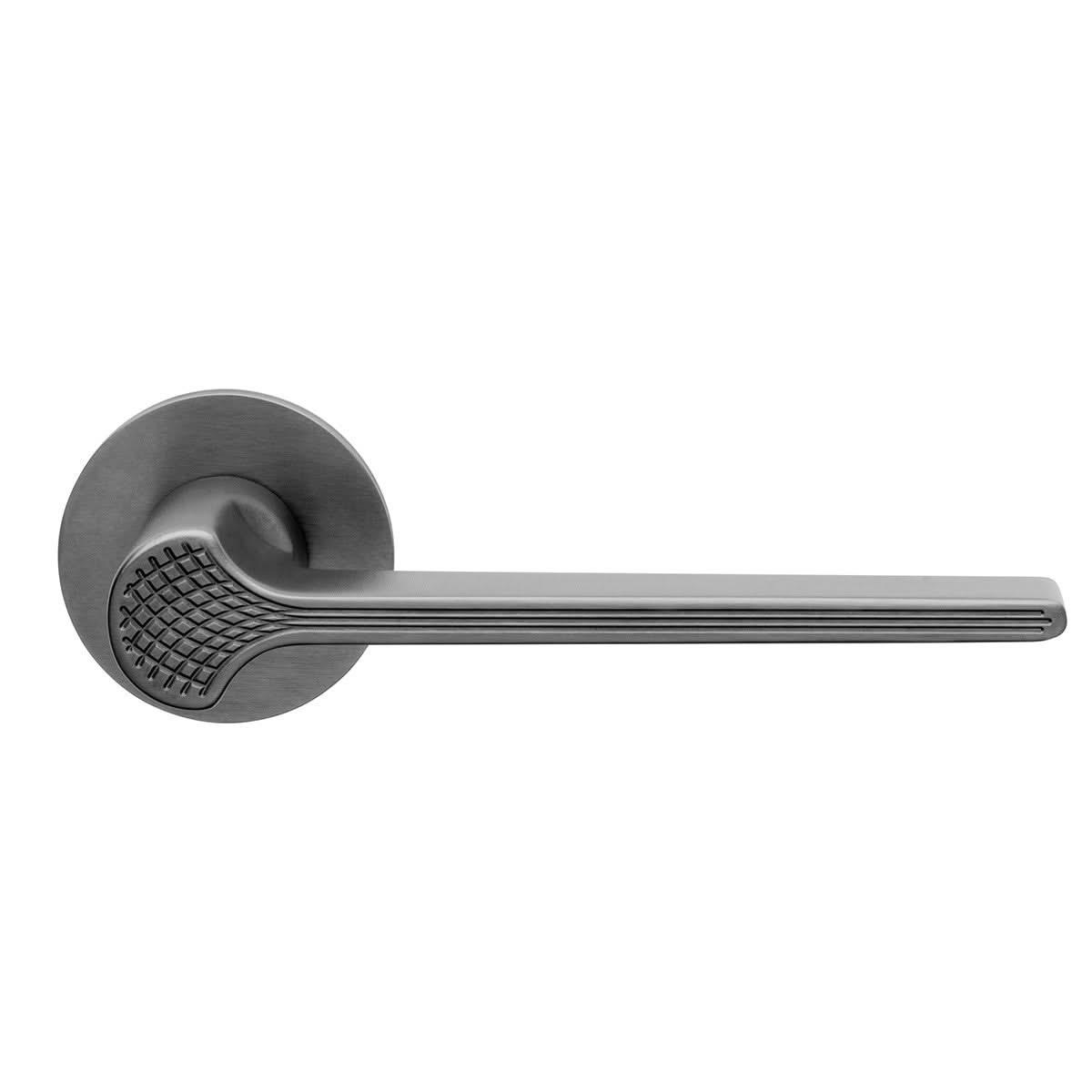 DND Ginkgo Biloba deurkruk Gun Metal PVD op rond rozet - vooraanzicht