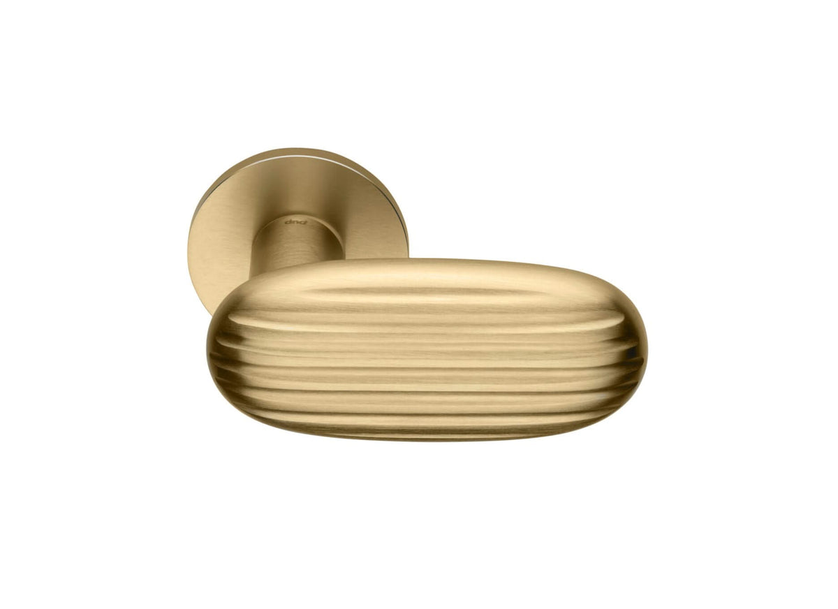 DND deurkruk Madeleine RR FI in Warm Goud PVD op rond rozet - detail