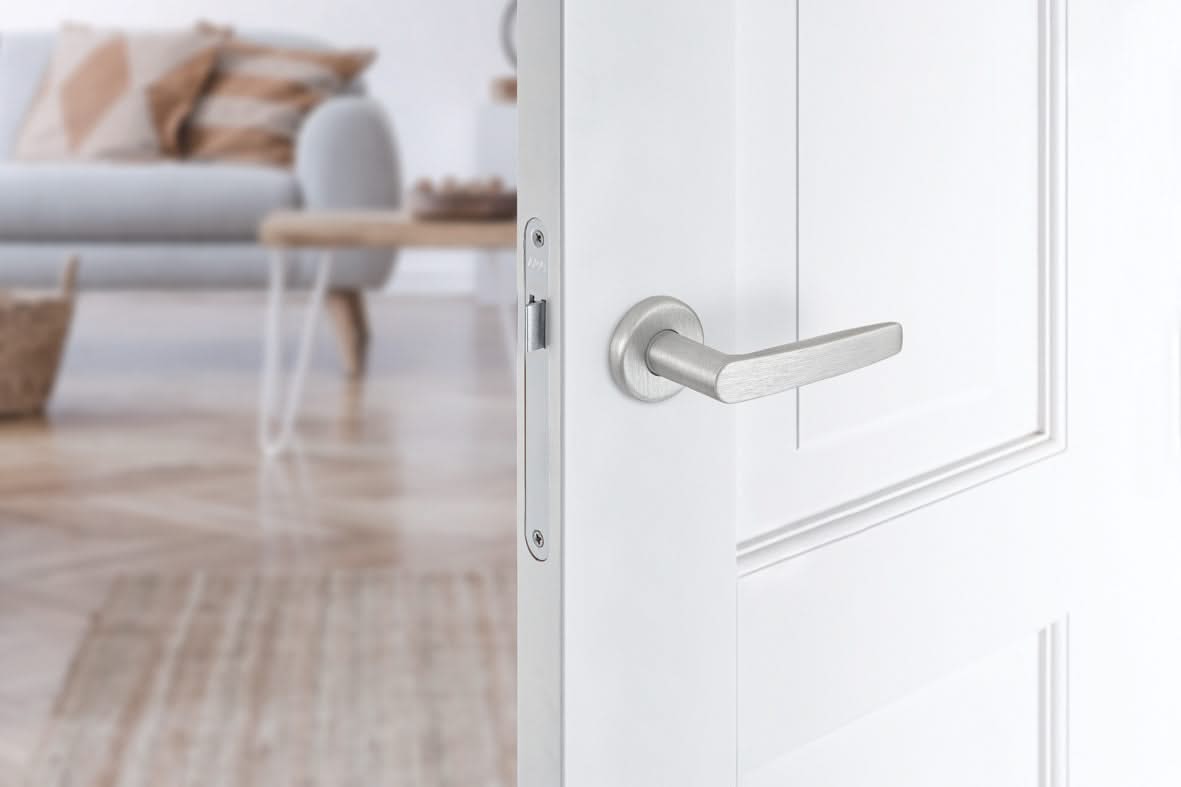 AXA Curve klik-kruk aluminium – gemonteerd op een binnendeur