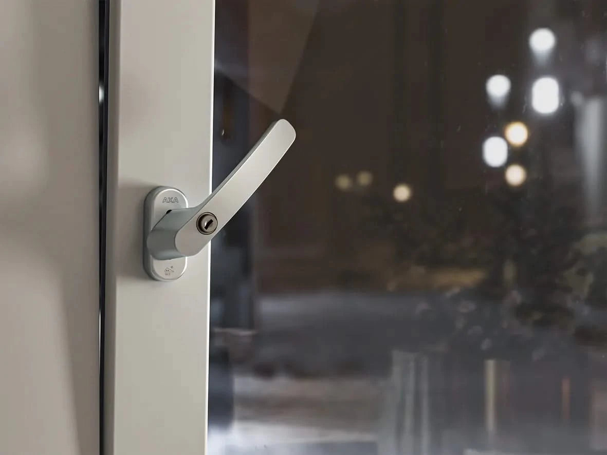 AXA veiligheids raamkruk Oval Roma 45-90 aluminium - detail cilinderslot