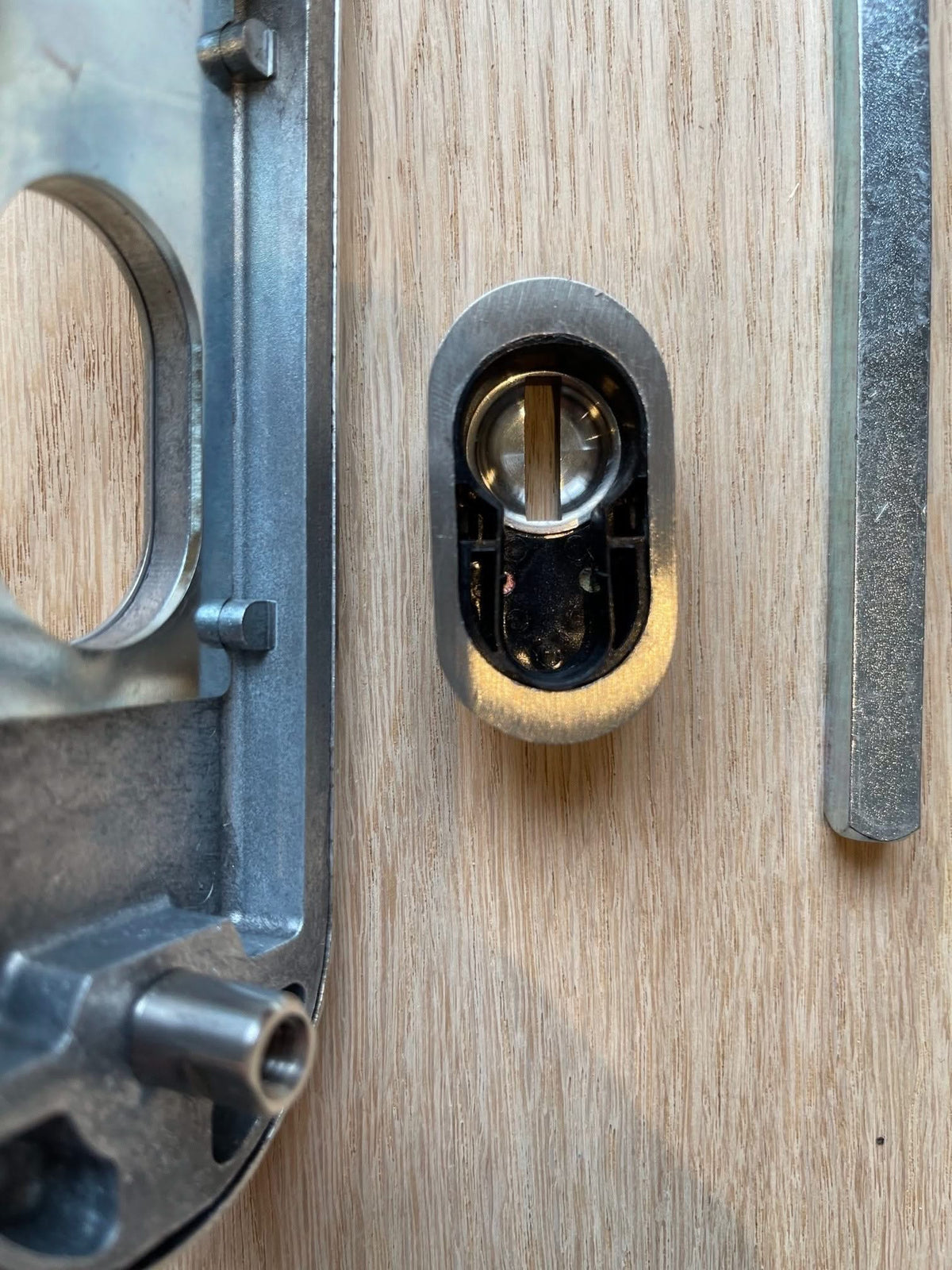 Hafi Private Line veiligheidsbeslag model 202 kruk/kruk - detail kerntrekbeveiliging achterzijde
