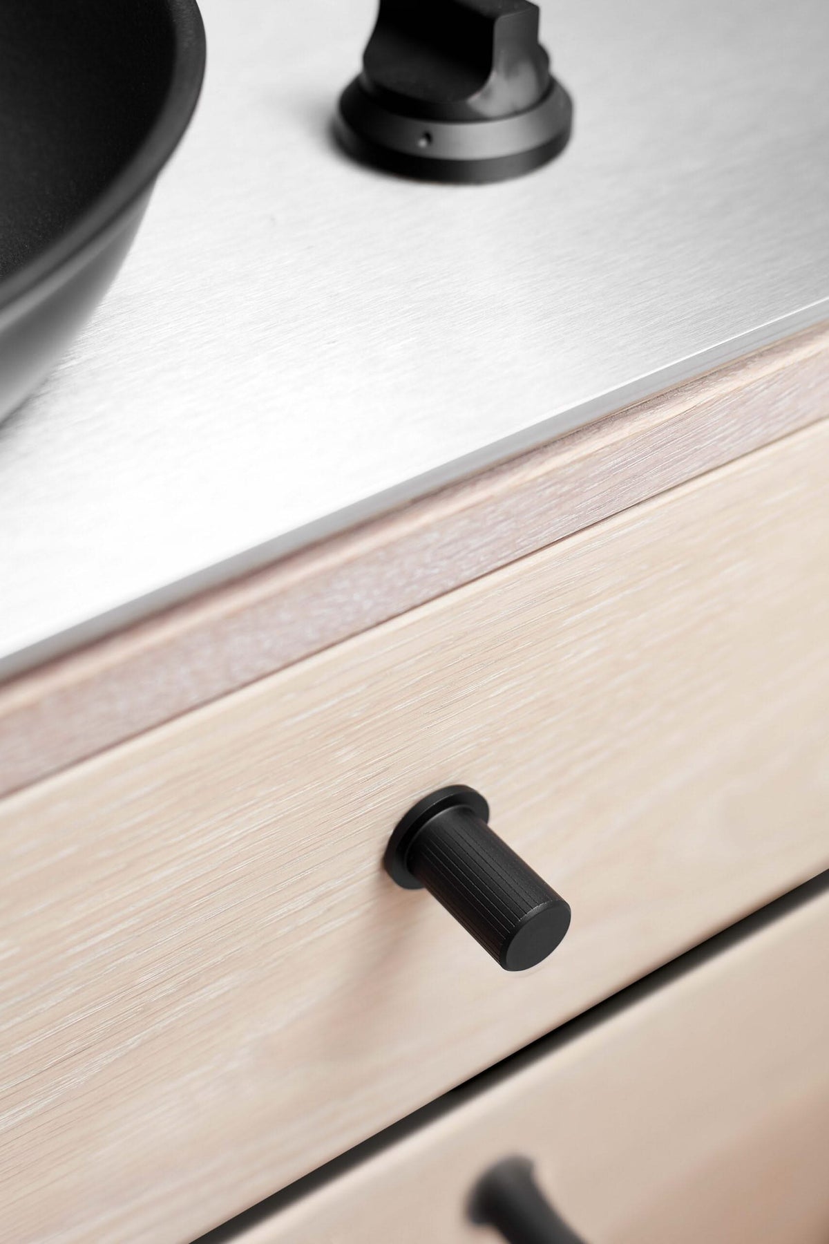 Furnipart meubelknop Harlekijn mat zwart sfeerbeeld