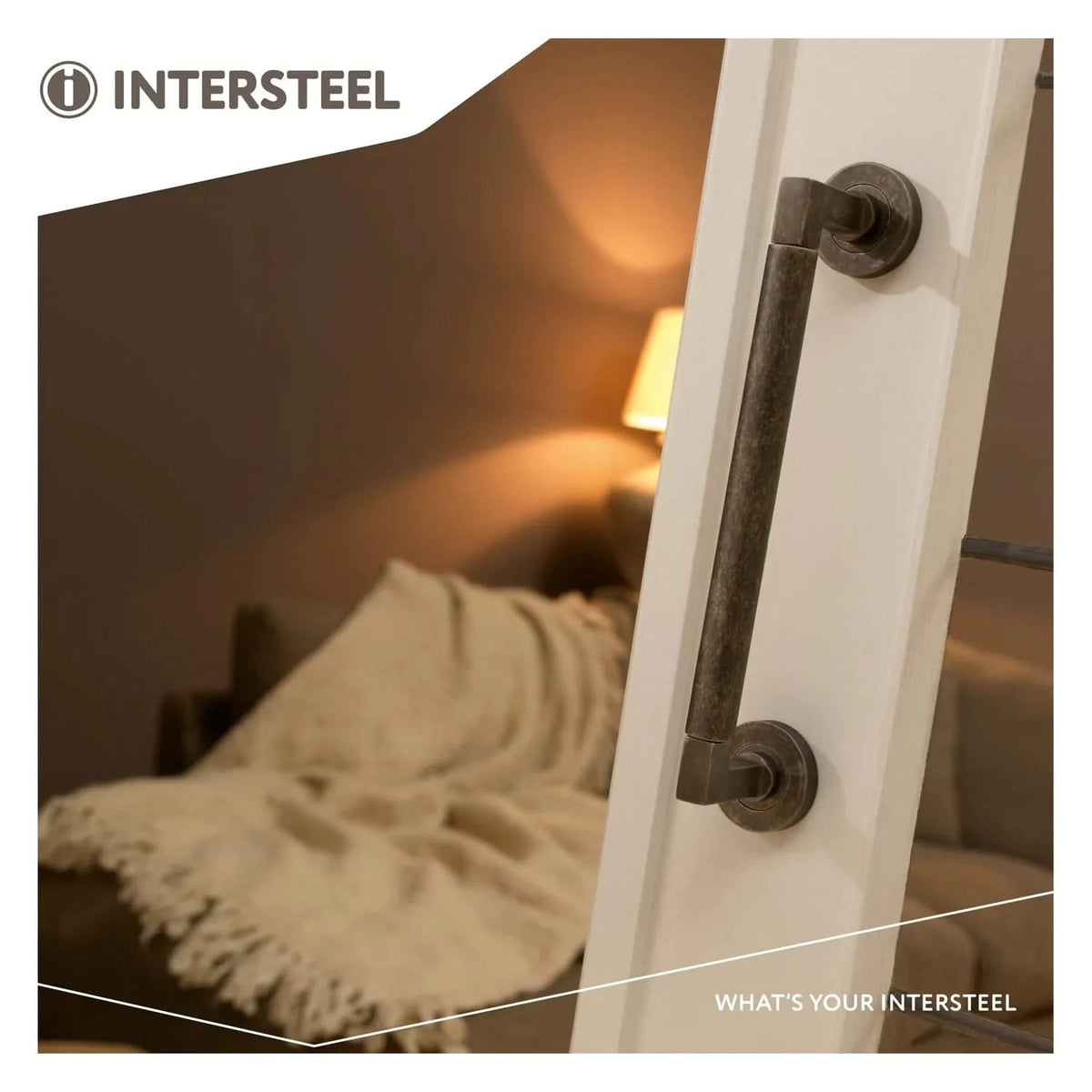 Intersteel deurgreep Bau-Stil 300 mm oud grijs – gemonteerd op een deur