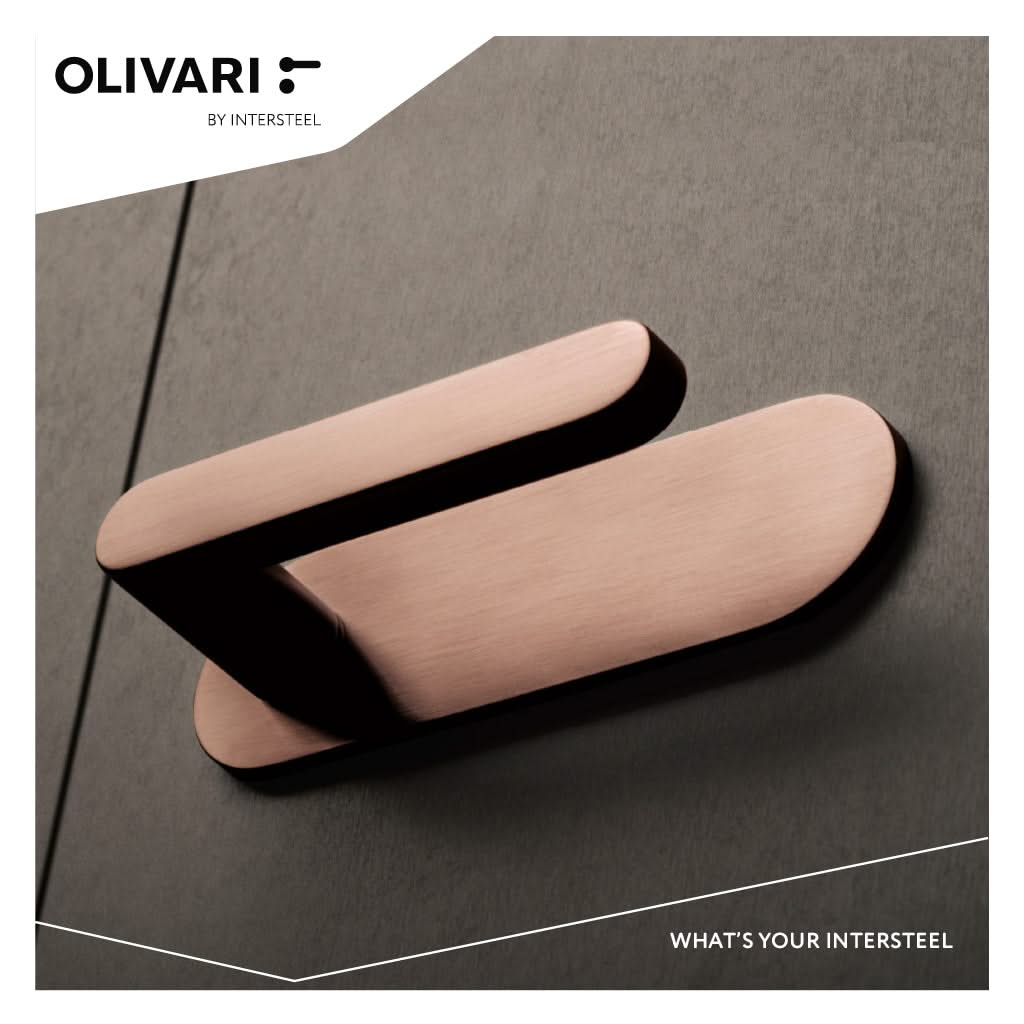 Olivari Link horizontaal schild brons mat titaan PVD detail gemonteerd