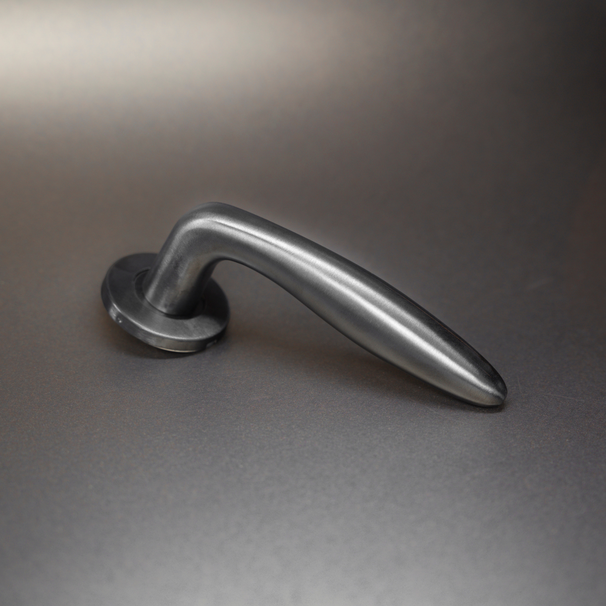 Intersteel Deurkruk Jupiter op rozet met 7 mm nok rvs geborsteld
