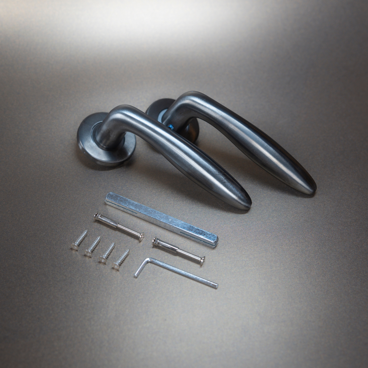 Intersteel Deurkruk Jupiter op rozet met 7 mm nok rvs geborsteld