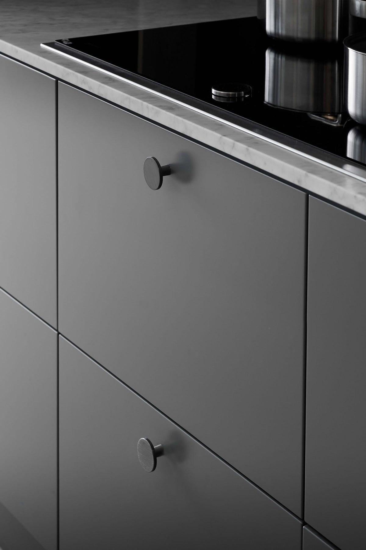 Furnipart Meubelknop Plato geborsteld antraciet detail