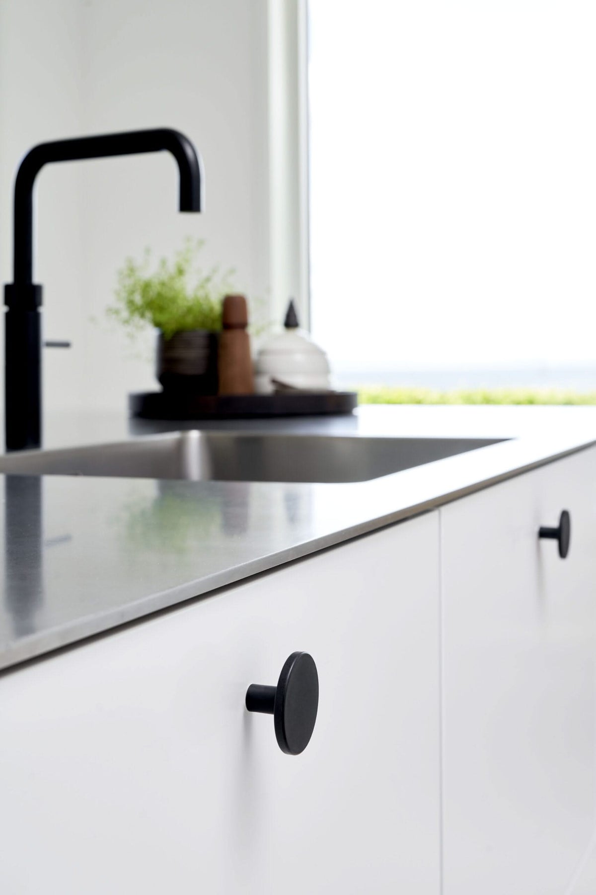 Furnipart Meubelknop Plato OceanIX zwart geverfd detail