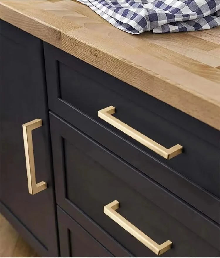Moderne meubelgreep vierkant goud 160 mm detail