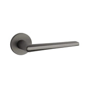 STILE Salta deurklink titanium op rond rozet Ø54 mm vooraanzicht