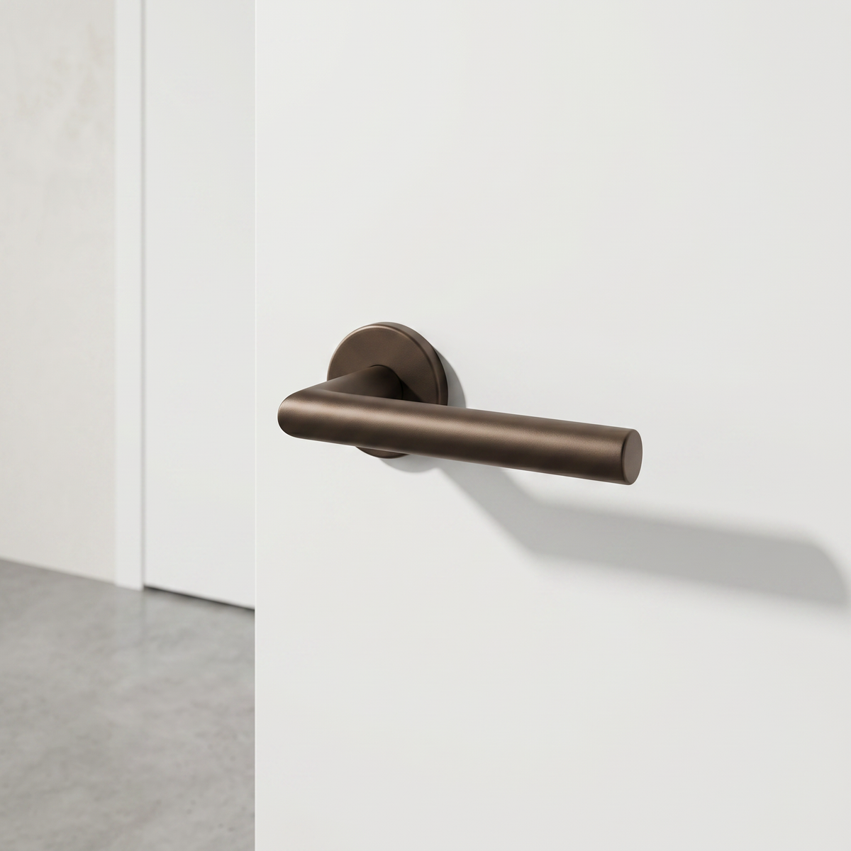 Formani BASICS LB2-19 deurkruk op ronde rozet brons – zijaanzicht