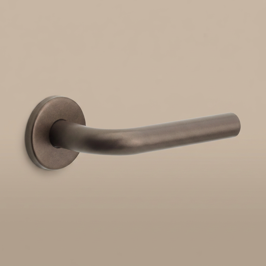 Formani BASIC LB3-19 deurkruk in brons op ronde rozet, detailweergave