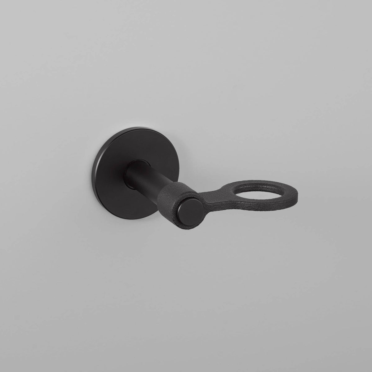 Buster + Punch Cast zeepdispenser Welders black vooraanzicht