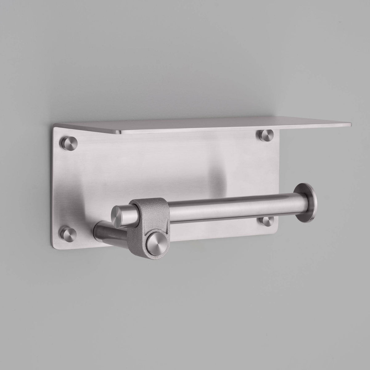 Buster + Punch Cast toiletrolhouder met plank Steel vooraanzicht