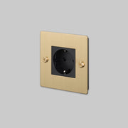 Buster + Punch stopcontact Schuko linear in goud vooraanzicht