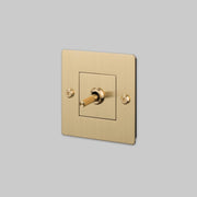 Buster + Punch lichtschakelaar linear Goud vooraanzicht