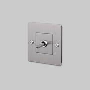 Buster + Punch lichtschakelaar tuimelschakelaar linear steel met logo vooraanzicht