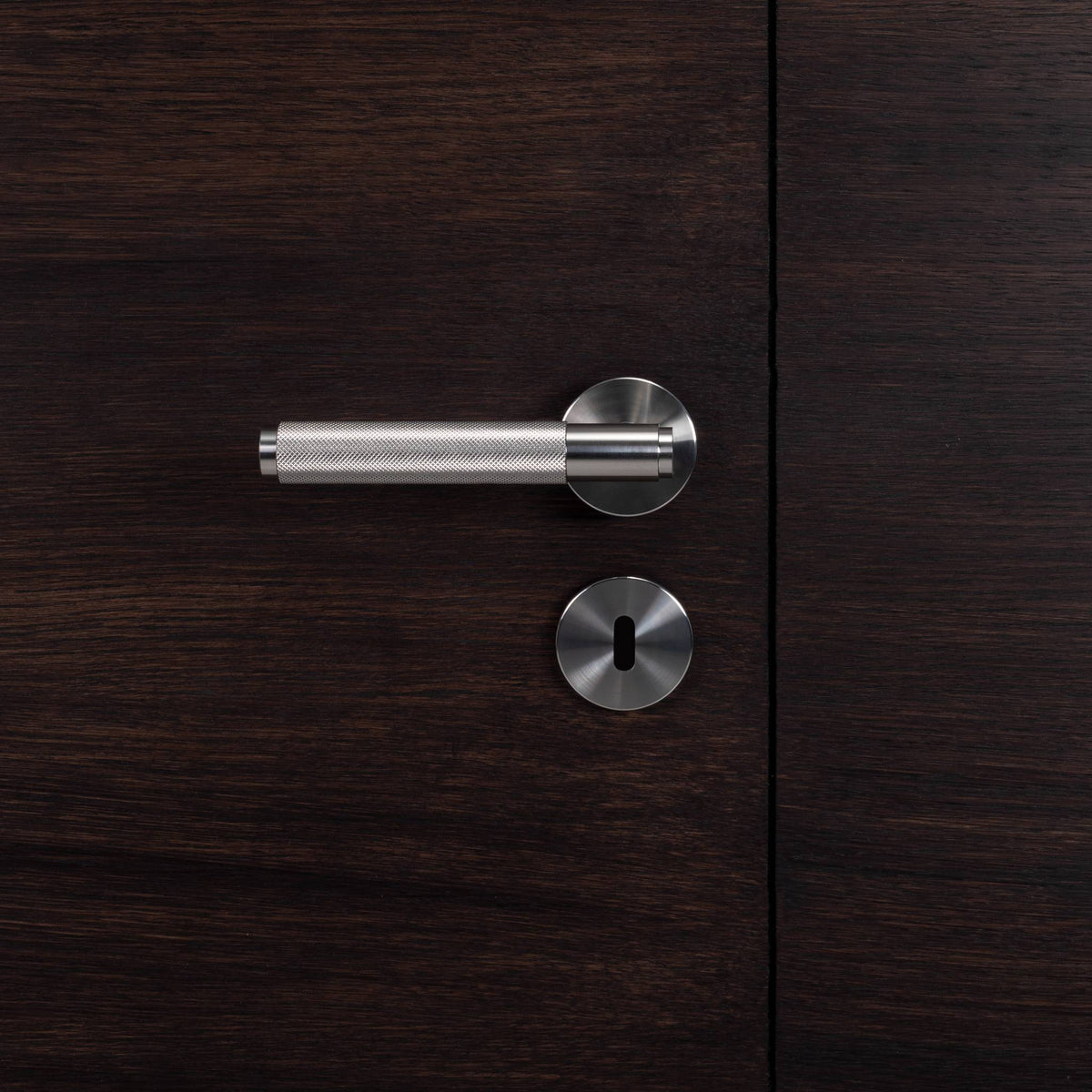 Buster + Punch Cross deurkruk op rozet steel – productfoto