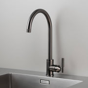 Buster + Punch Mixer Cross keukenkraan Gun Metal – vooraanzicht