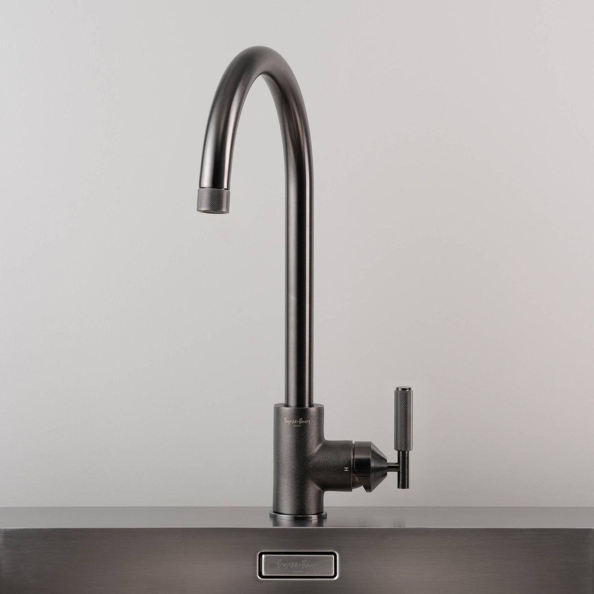 Buster + Punch Mixer Cross keukenkraan Gun Metal – detail knurl-greep