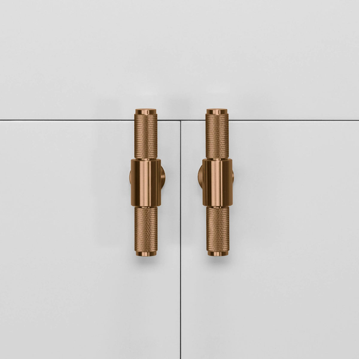 Buster + Punch Cross meubelgreep t-bar warm sunset – detail