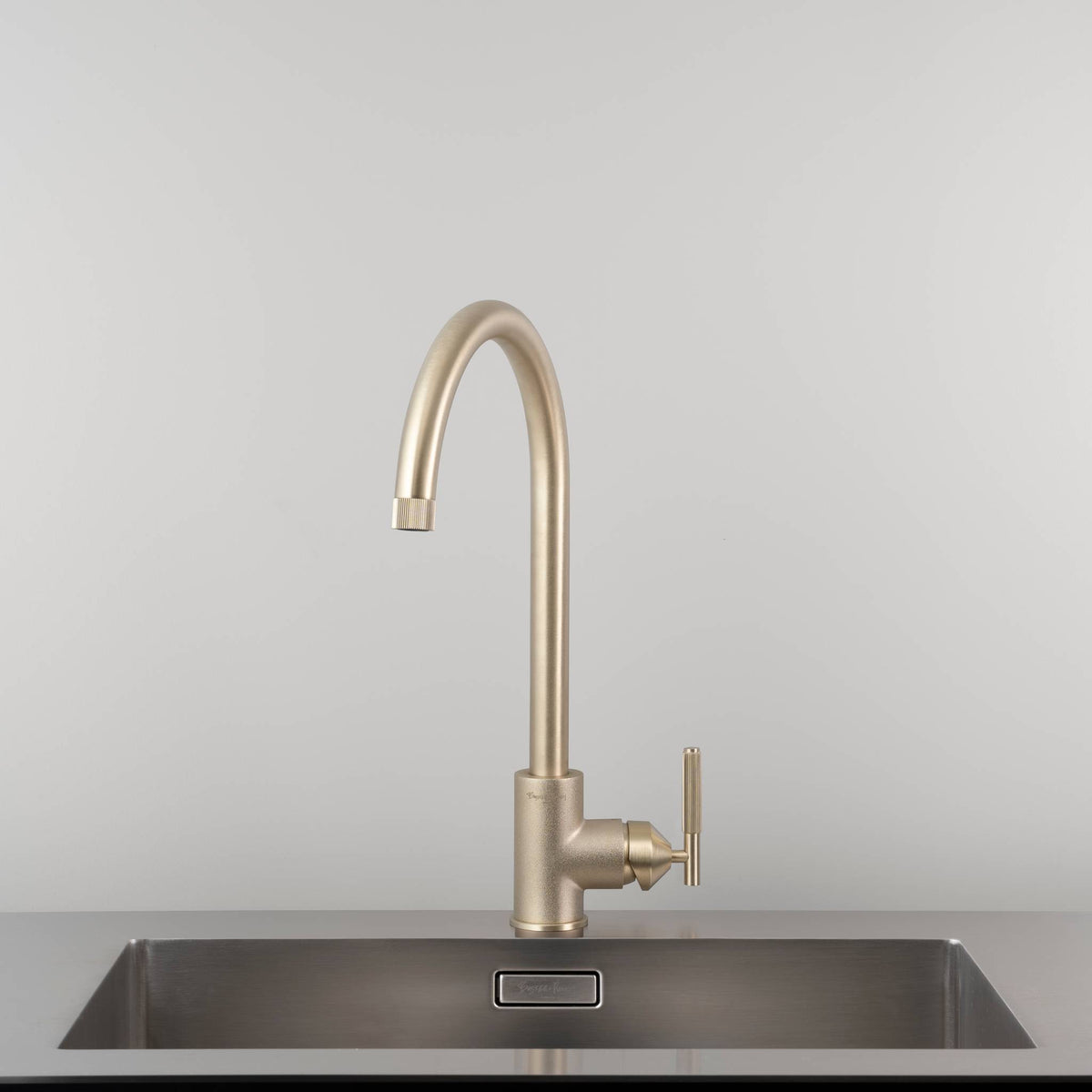 Buster + Punch Mixer Cross keukenkraan Goud detailfoto