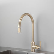 Buster + Punch Pull-out Mixer Cross keukenkraan goud – vooraanzicht