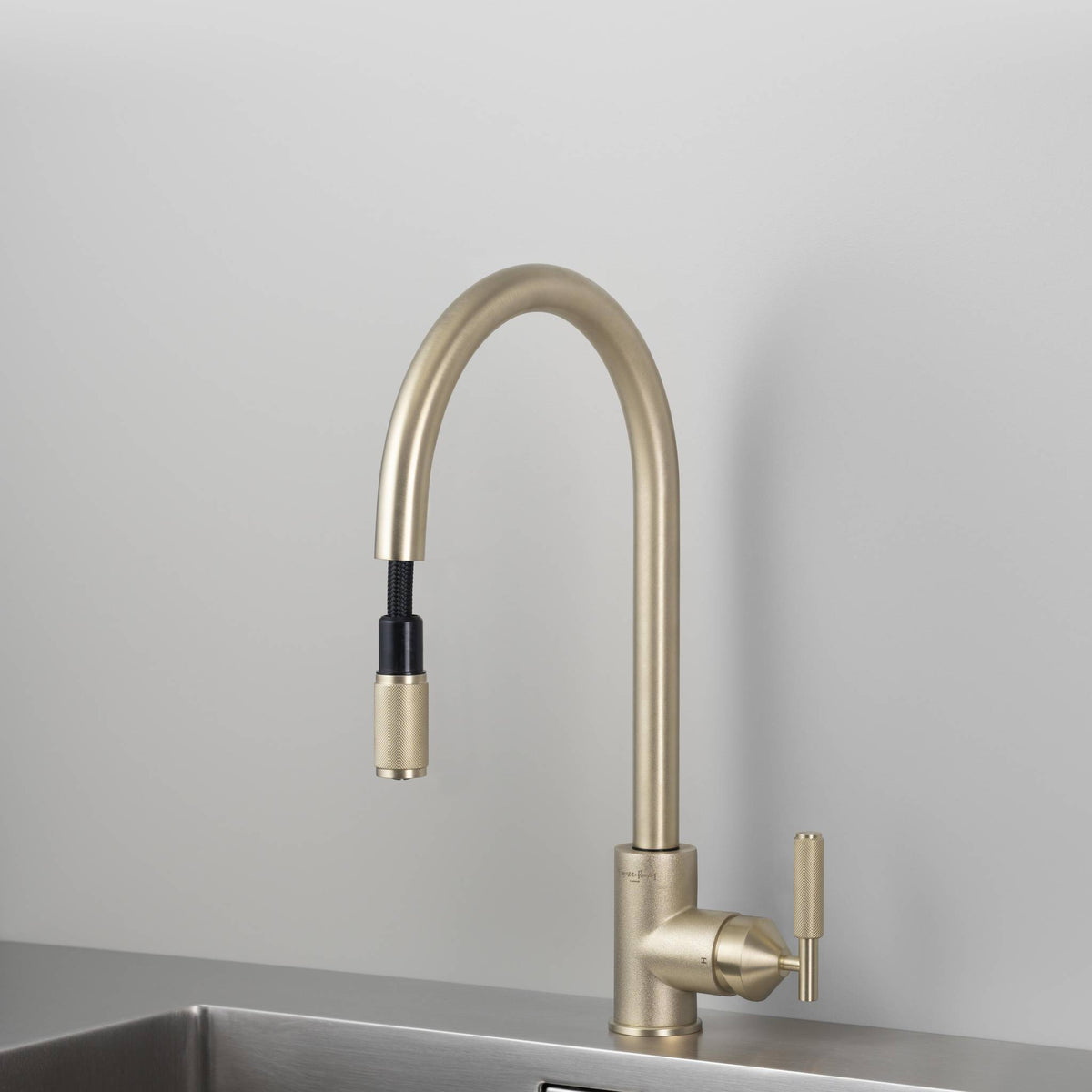 Buster + Punch Pull-out Mixer Cross keukenkraan goud – detail knurl-greep en uittrekbare handdouche