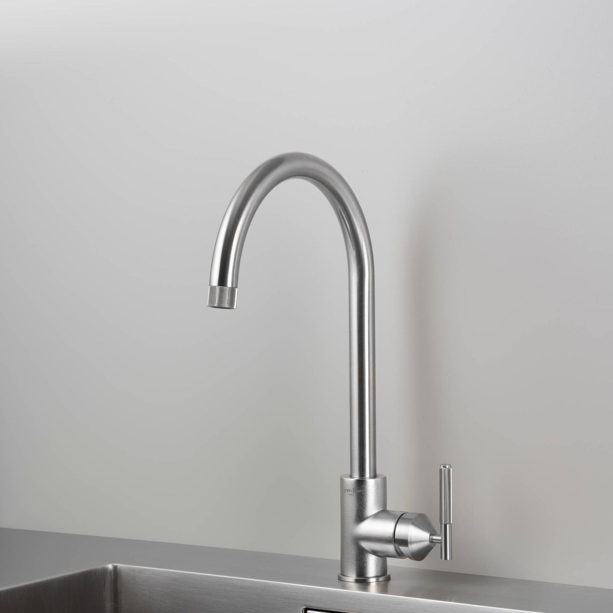 Buster + Punch Mixer Linear keukenkraan Steel vooraanzicht