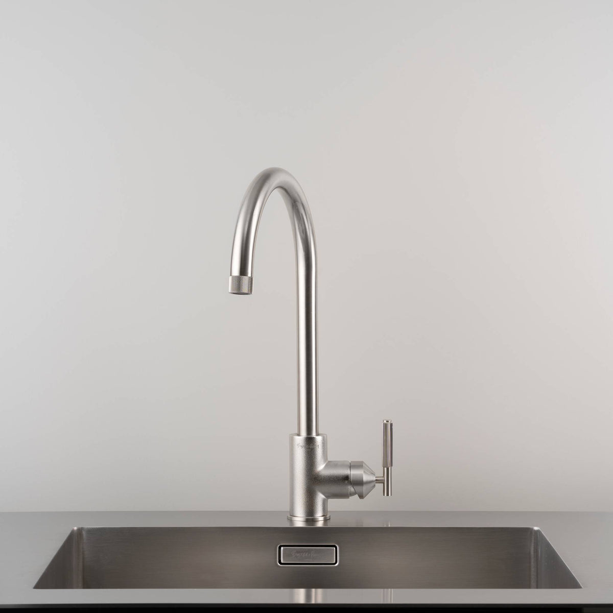 Buster + Punch Mixer Linear keukenkraan Steel detailfoto