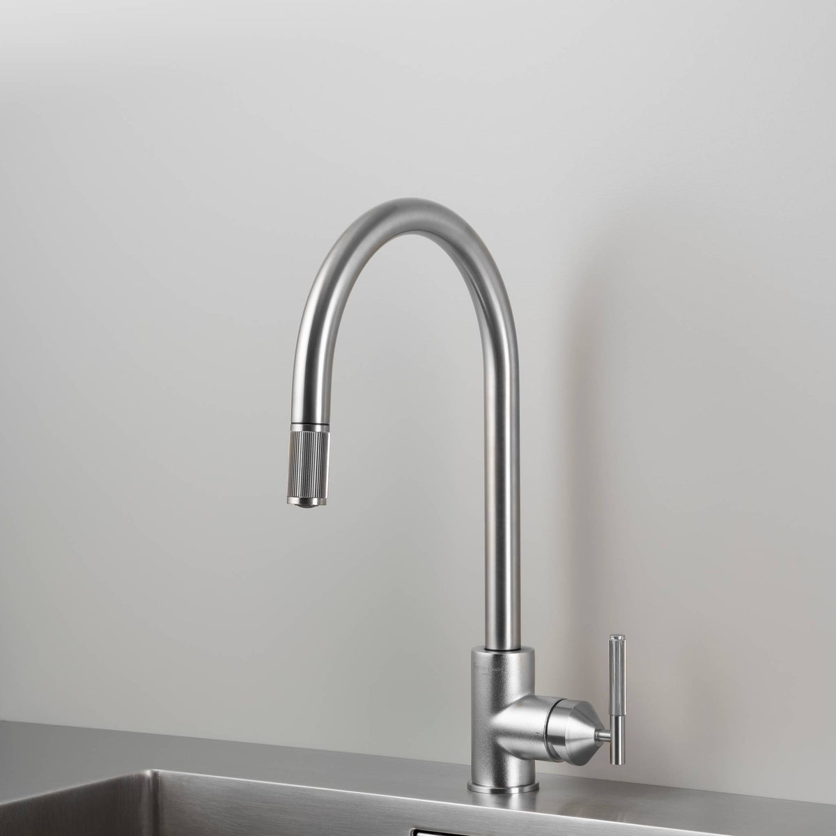 Buster + Punch Pull-out Mixer Linear keukenkraan steel vooraanzicht