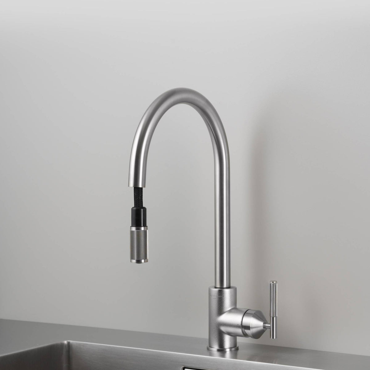Buster + Punch Pull-out Mixer Linear keukenkraan steel detail sproeikop