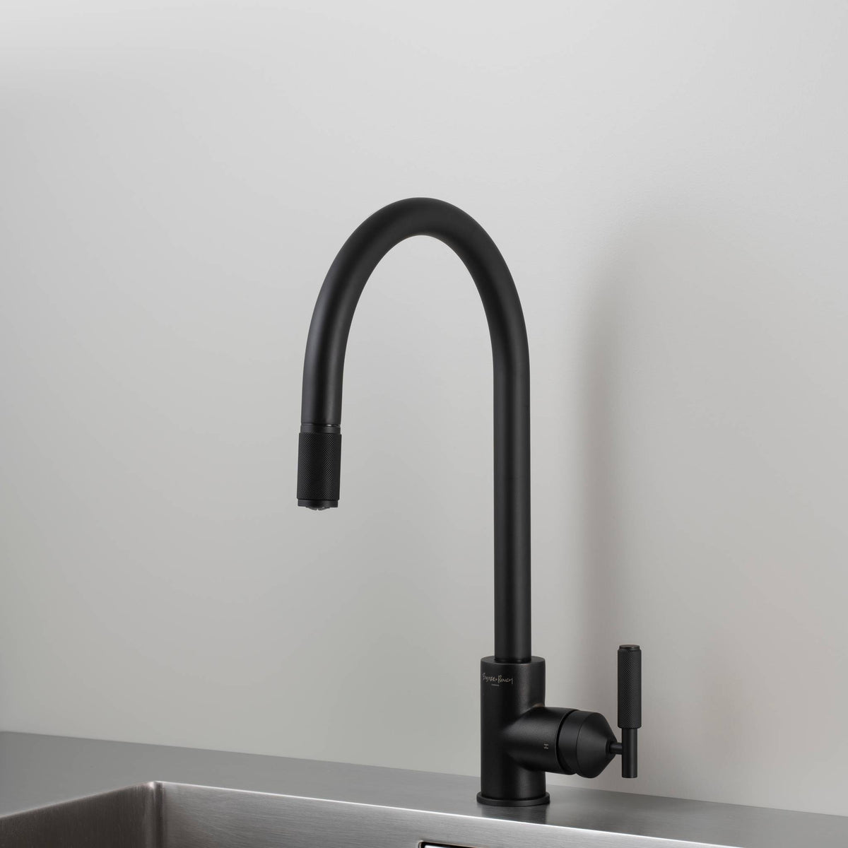 Buster + Punch Pull-out Mixer Cross keukenkraan Welders Black – vooraanzicht