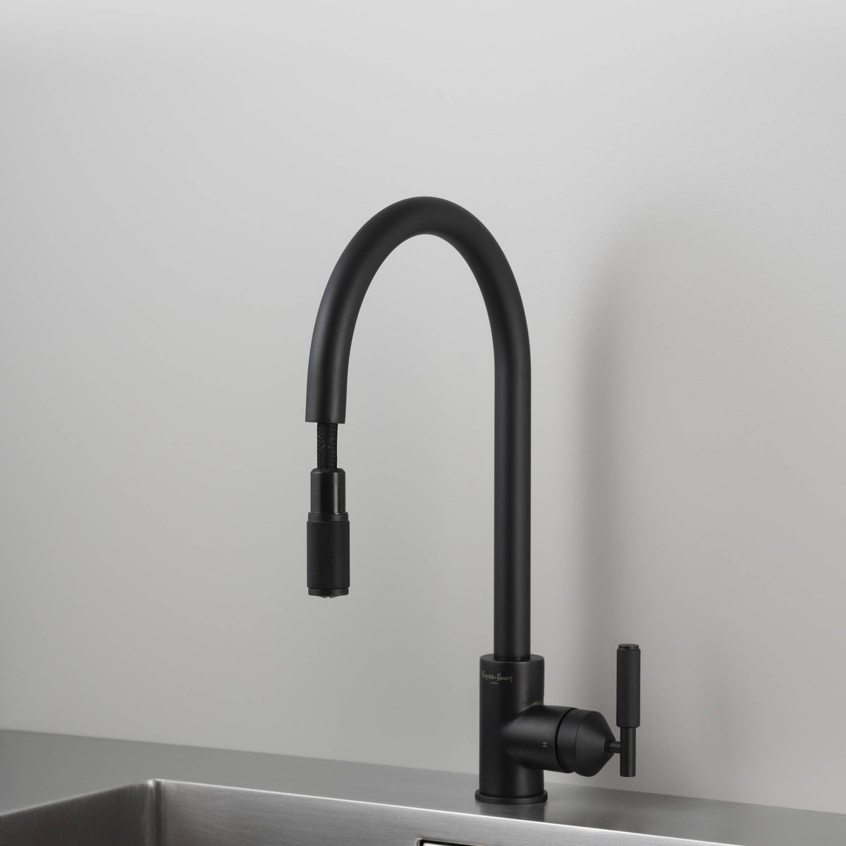 Buster + Punch Pull-out Mixer Cross keukenkraan Welders Black – detail knurl-greep