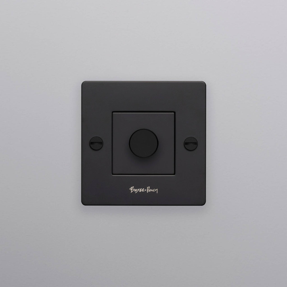Buster + Punch dimmer Cross met logo zwart knurling detail