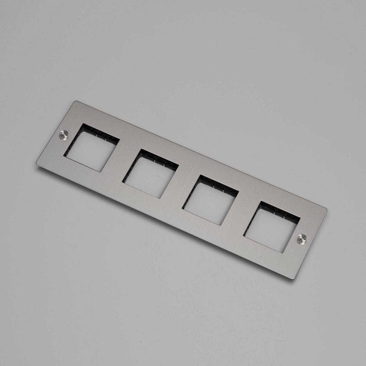 Buster + Punch afdekplaat 4-voudig horizontaal zonder infills in zilver met coin-screw detail