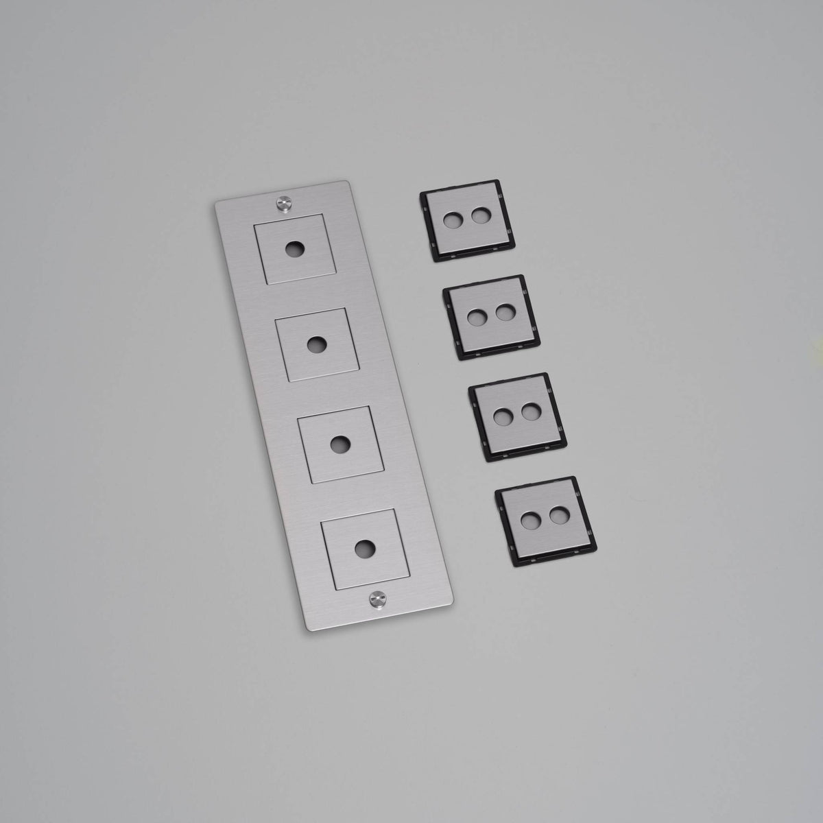 Buster + Punch afdekplaat 4-voudig verticaal in zilver met coin-screw detail