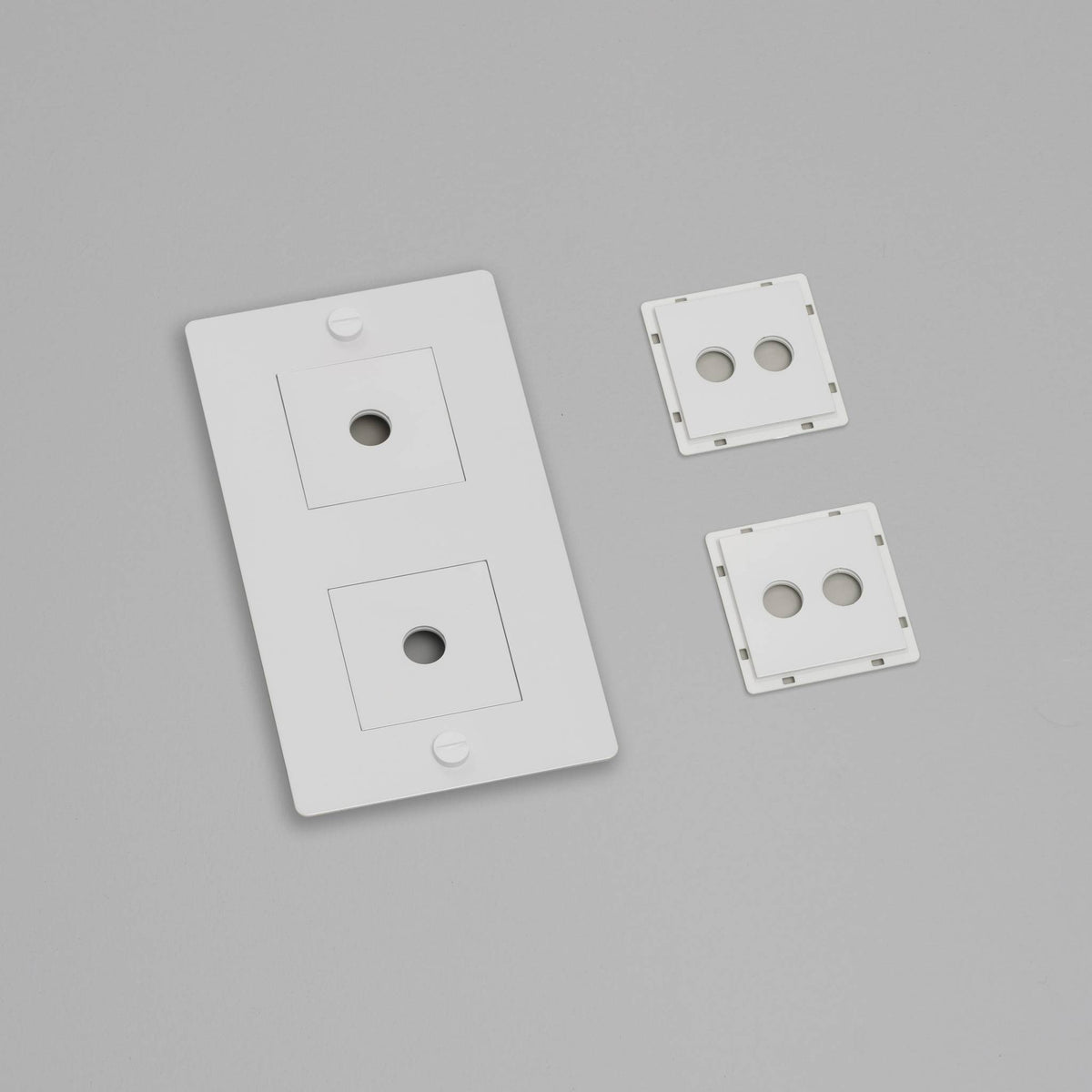 Buster + Punch 2-voudige verticale afdekplaat gemonteerd op de wand