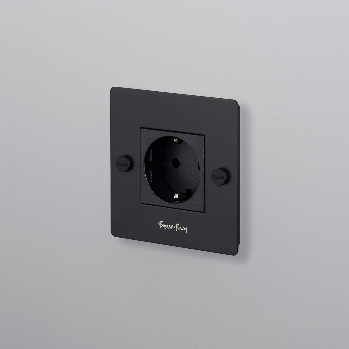 Buster + Punch 1-voudig Schuko stopcontact Zwart — vooraanzicht