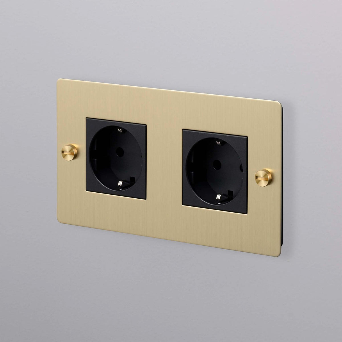 Buster + Punch 2-voudig Schuko stopcontact Goud — vooraanzicht
