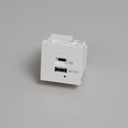 Buster + Punch USB-module A+C Quickcharge wit vooraanzicht