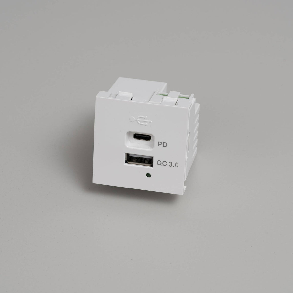 Buster + Punch USB-module A+C Quickcharge wit vooraanzicht