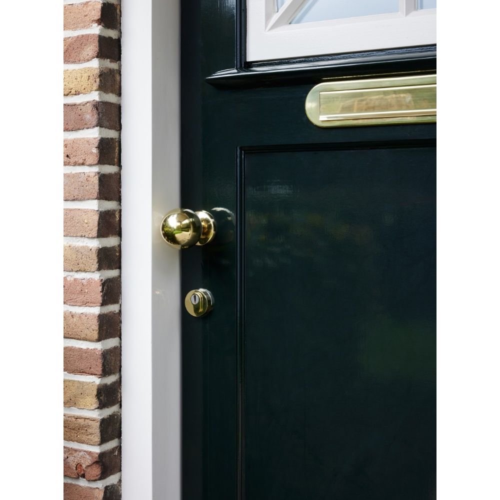 Intersteel brievenbus ovaal messingkleur, klep en regenrand in detail