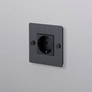 Buster + Punch stopcontact 1-voudig Schuko brons vooraanzicht