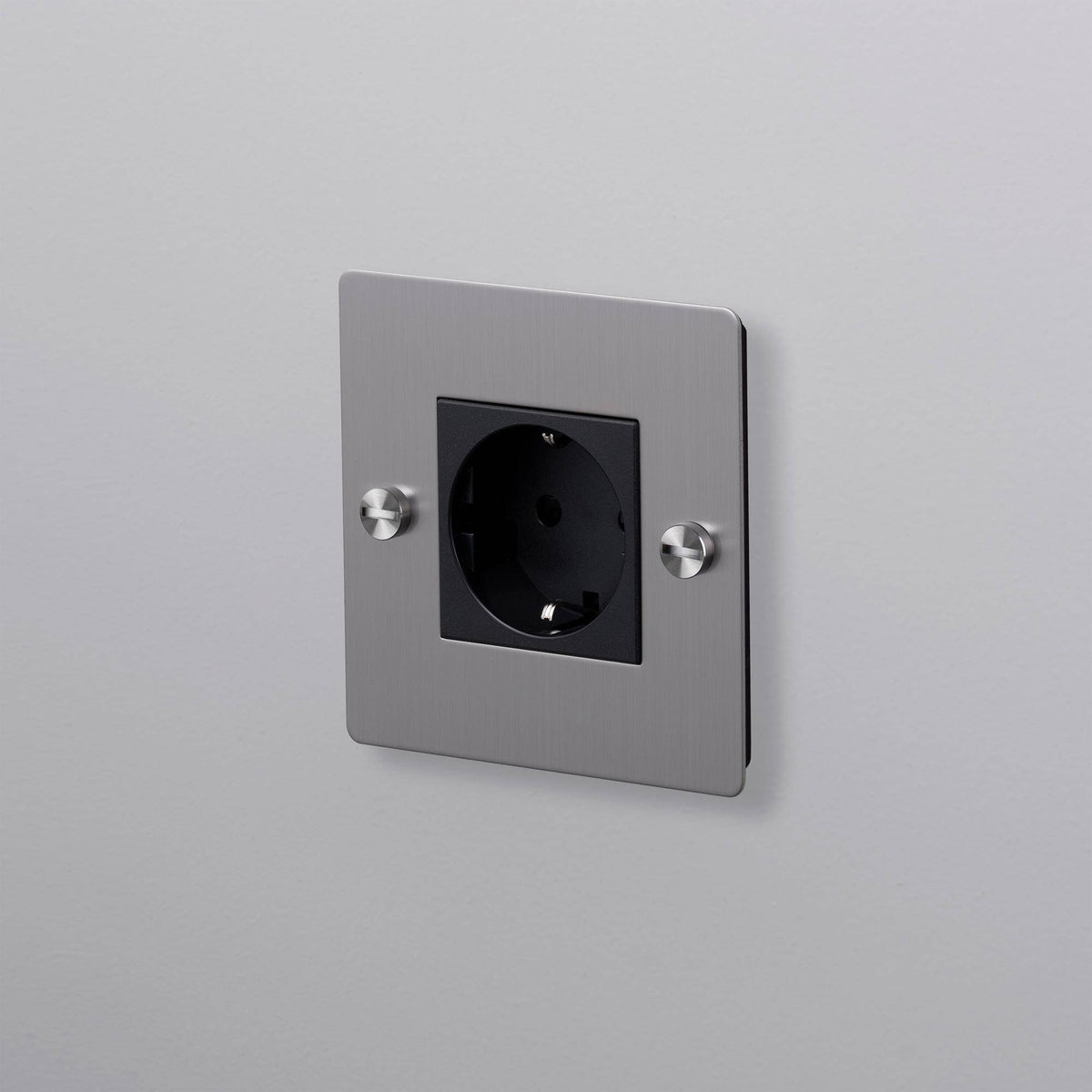 Buster + Punch stopcontact 1-voudig Schuko (kruis, zonder logo) Zilver vooraanzicht