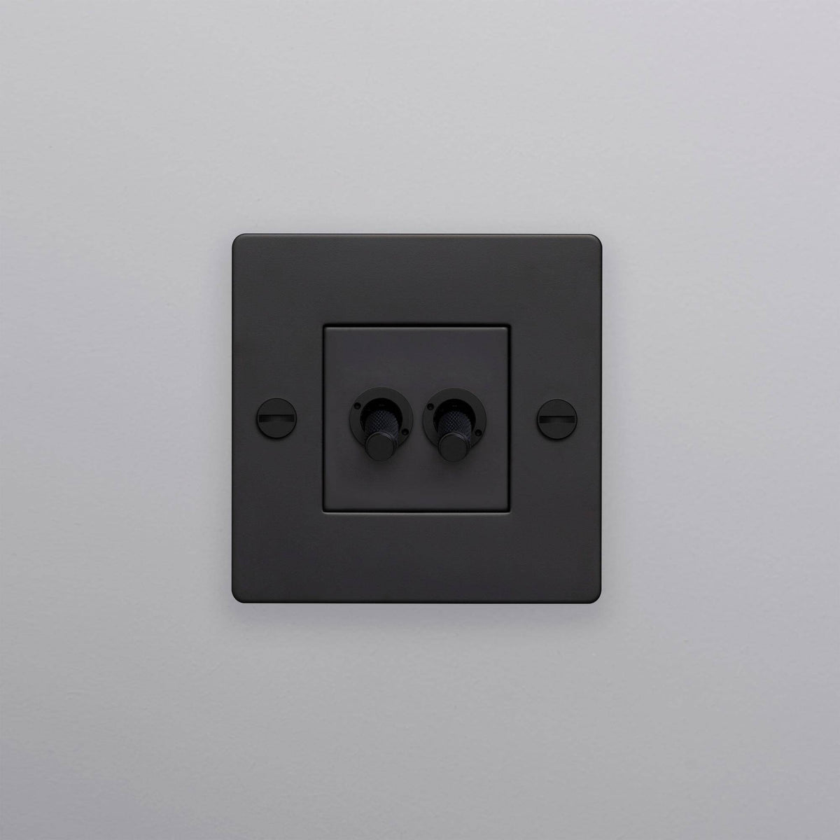 Buster + Punch lichtschakelaar dubbele tuimelschakelaar black zonder logo zijaanzicht